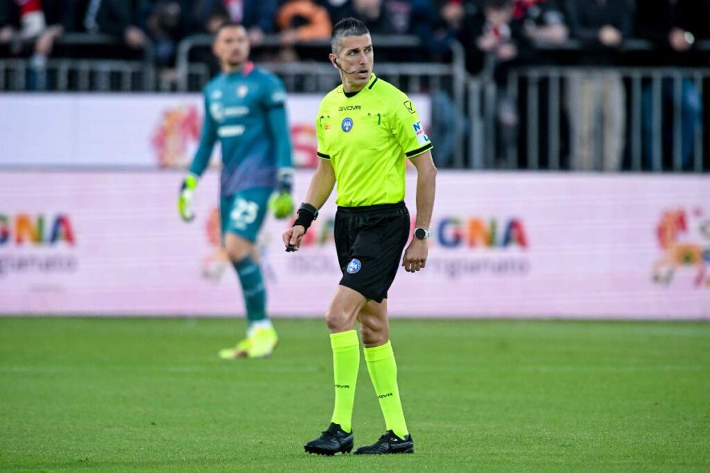 Marinelli in campo che arbitra