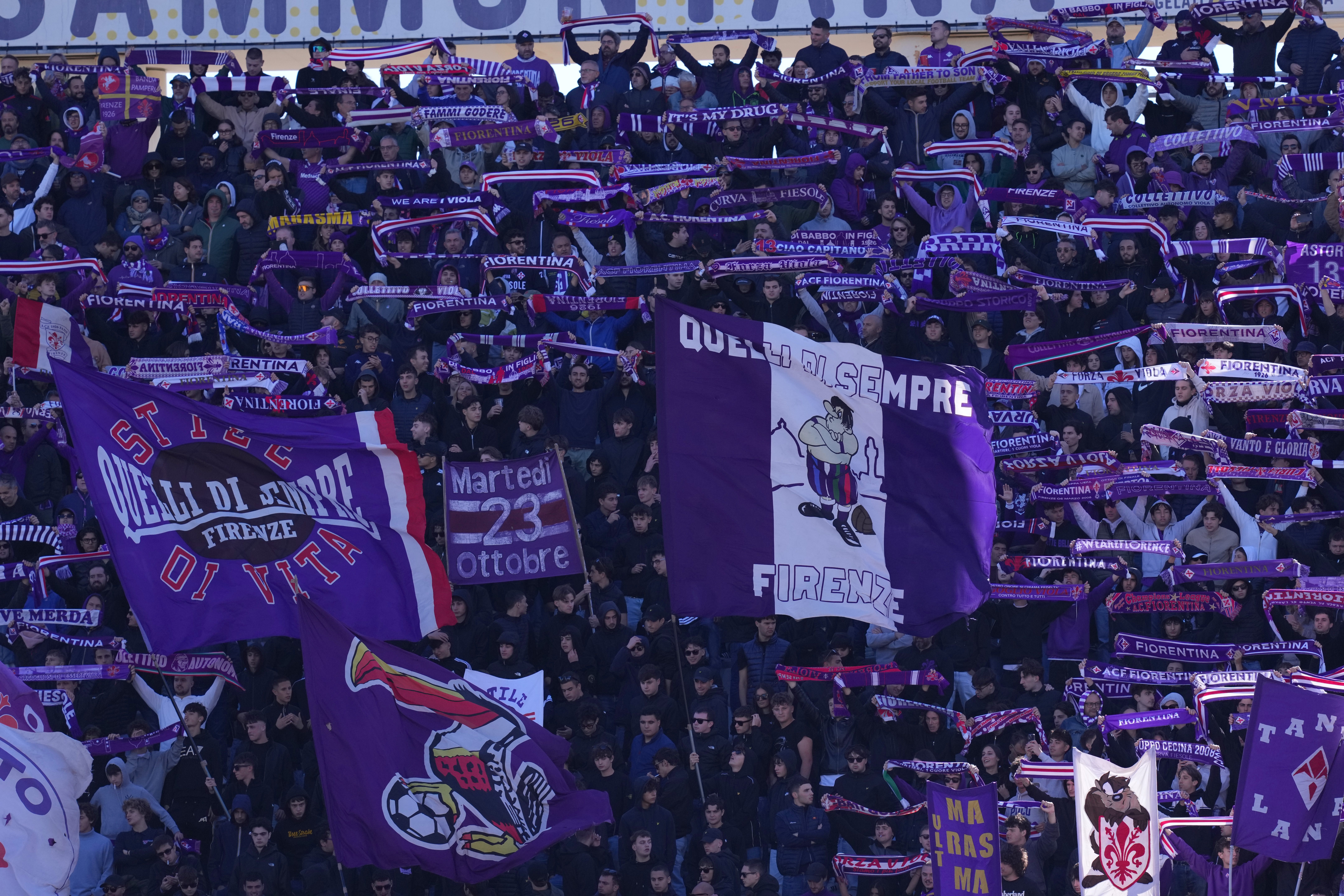 tifosi della fiorentina con bandiere e sciarpe