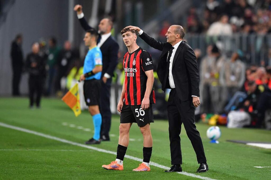 Massimiliano Allegri incoraggia Alexis Saelemaekers all'Allianz Stadium (OneFootball) - FiorentinaUno.com