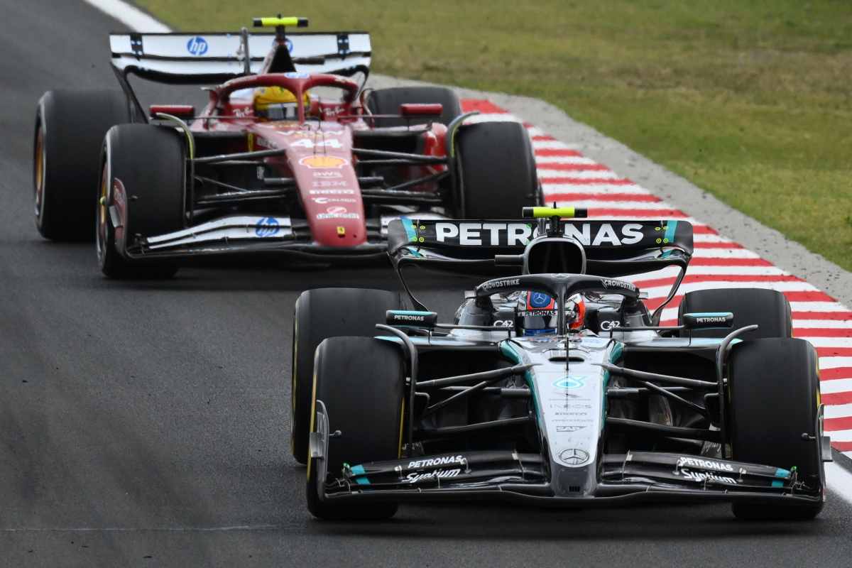 Antonelli davanti alla Ferrari di Hamilton