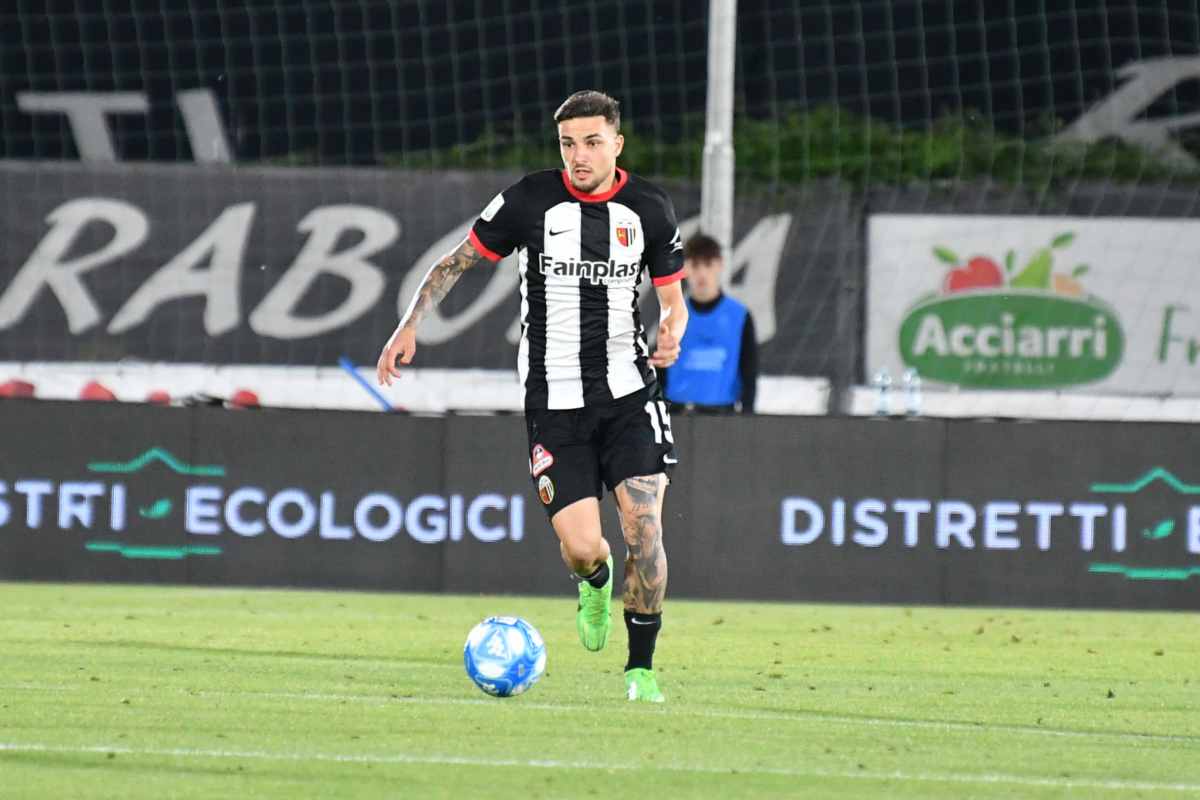 Un giocatore dell'Ascoli in campo