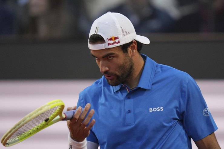 Matteo Berrettini soffia sulla racchetta