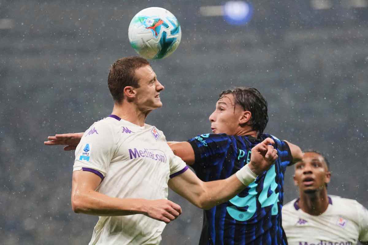 Pietro Comuzzo a duello con Francesco Esposito (LaPresse) - FiorentinaUno.com