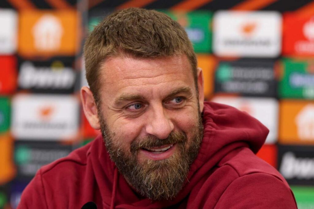 Daniele De Rossi sorridente in conferenza stampa