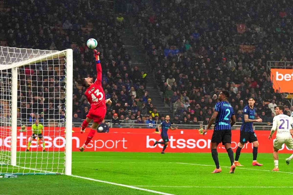 De Gea interviene su un tiro (LaPresse) - FiorentinaUno.com