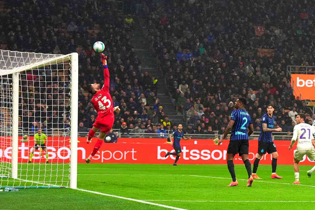 De Gea interviene su un tiro (LaPresse) - FiorentinaUno.com