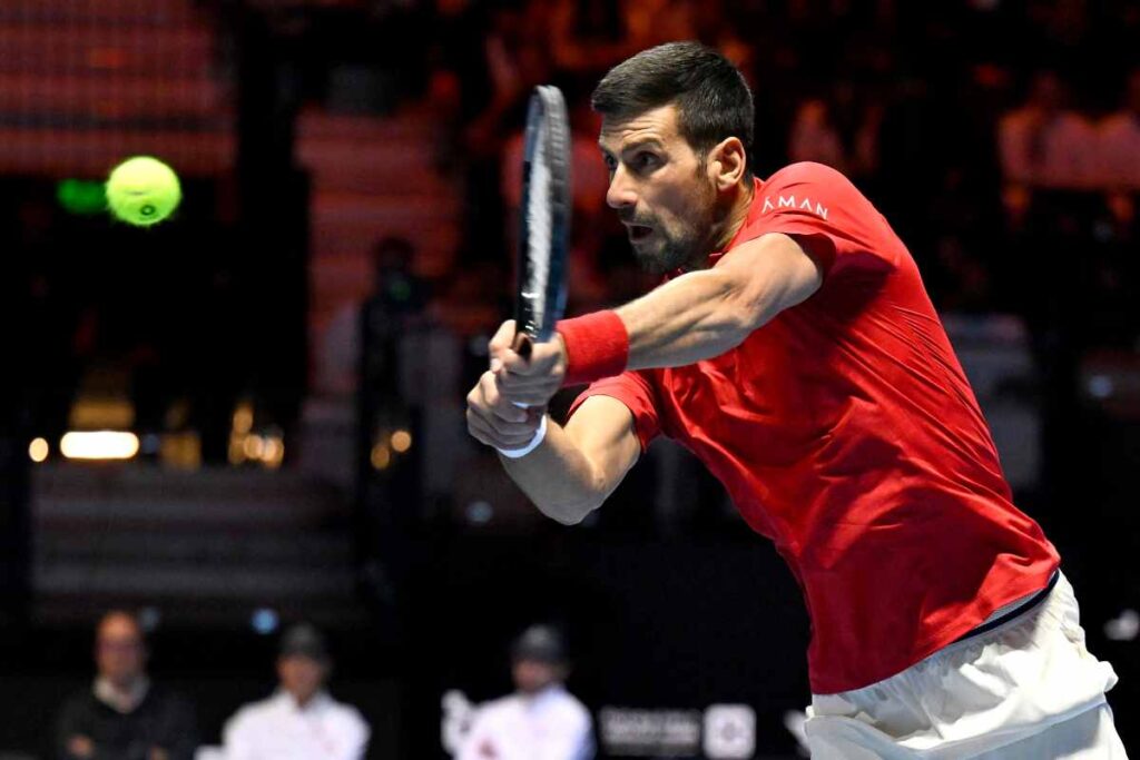 Djokovic colpisce di rovescio