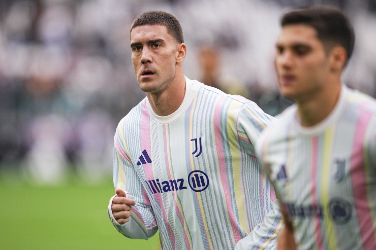 Dusan Vlahovic durante il riscaldamento