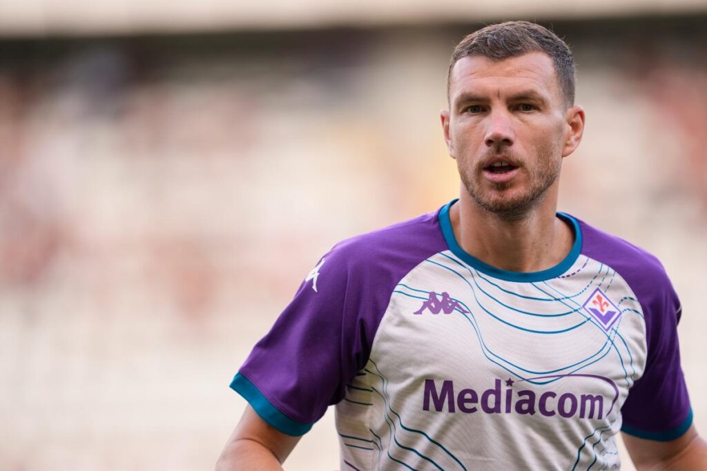L'attaccante della Fiorentina Edin Dzeko durante un riscaldamento (LaPresse) - FiorentinaUno.com