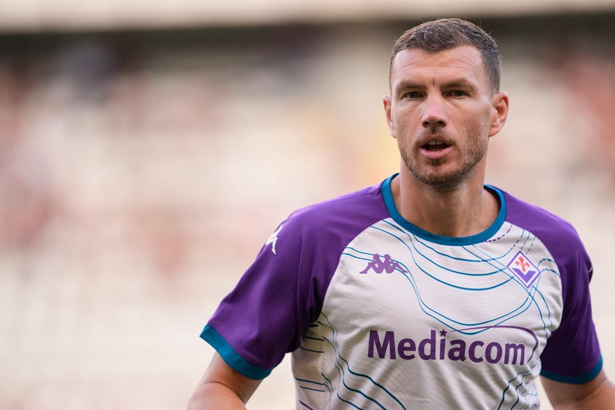 jene-stephaniuk-lkmGeyLItrw-unsplash-ls L'attaccante della Fiorentina Edin Dzeko durante un riscaldamento (LaPresse) - FiorentinaUno.com