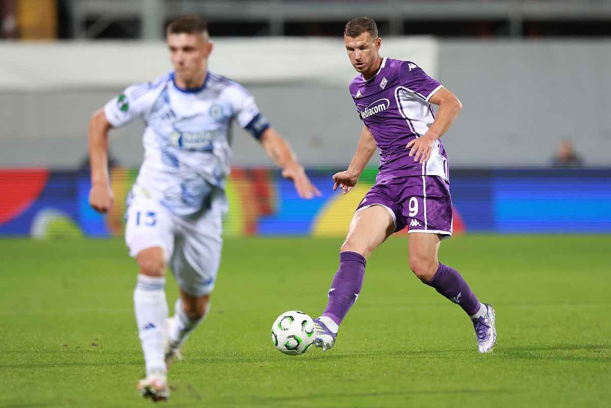 Edin Dzeko gioca un pallone contro il Sigma Olomouc - OneFootball - FiorentinaUno.com