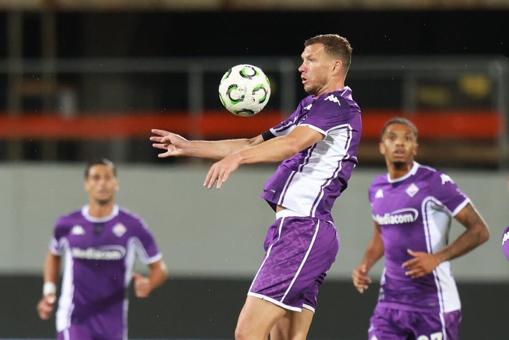 Edin Dzeko stoppa un pallone al Franchi (OneFootball) - FiorentinaUno.com