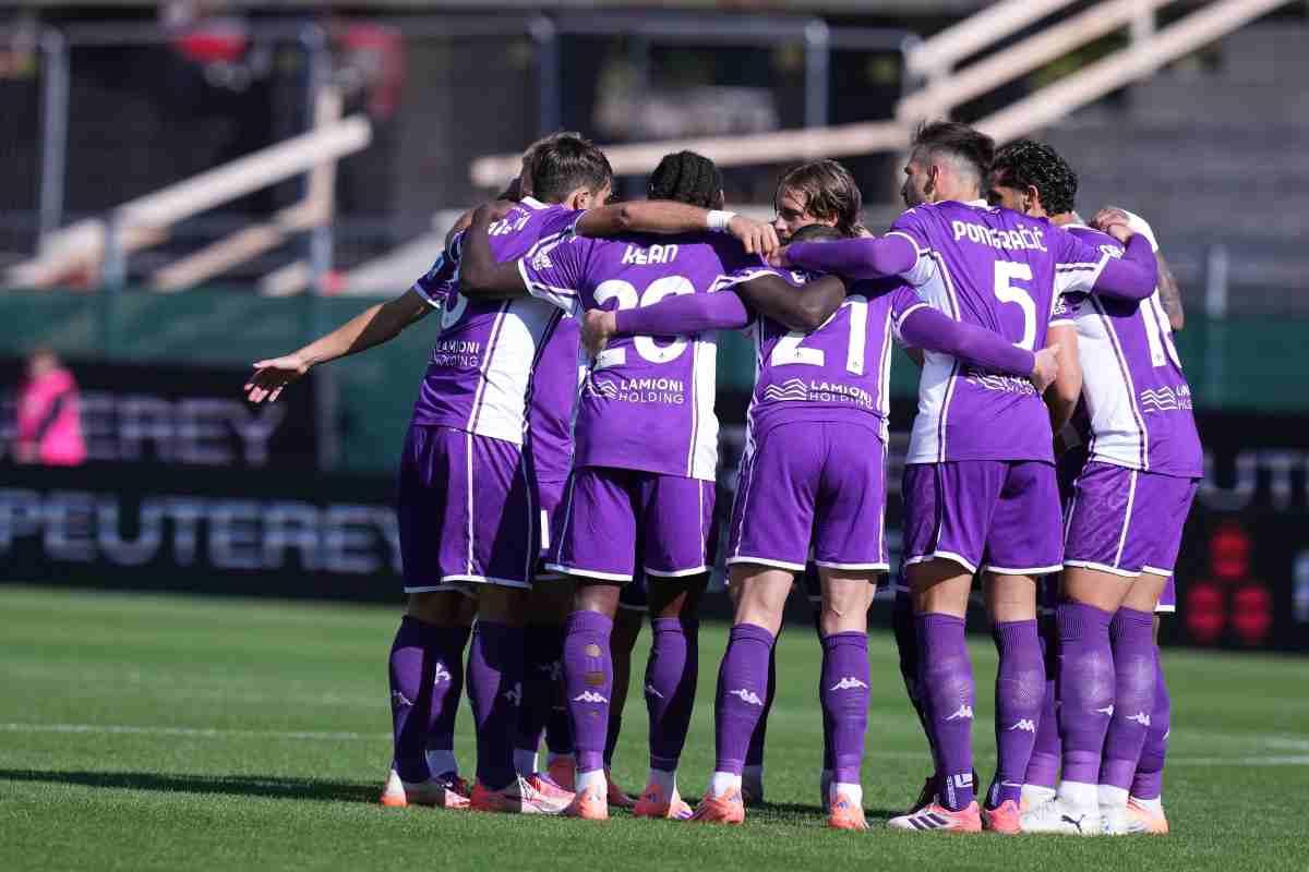 Abbraccio in campo tra i giocatori della Fiorentina (LaPresse) - FiorentinaUno.com