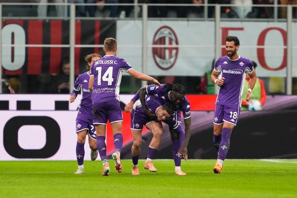 I giocatori della Fiorentina esultano per un gol segnato al Milan (LaPresse) - FiorentinaUno.com