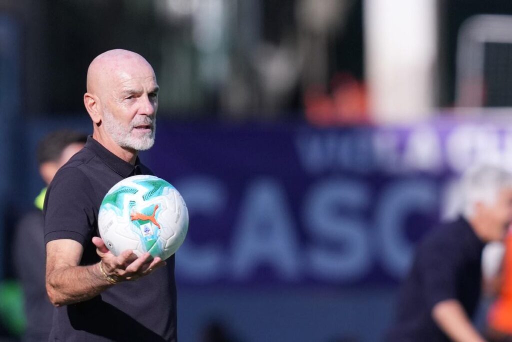 Stefano Pioli col pallone in mano a bordo campo durante Fiorentina-Roma (LaPresse) - FiorentinaUno.com