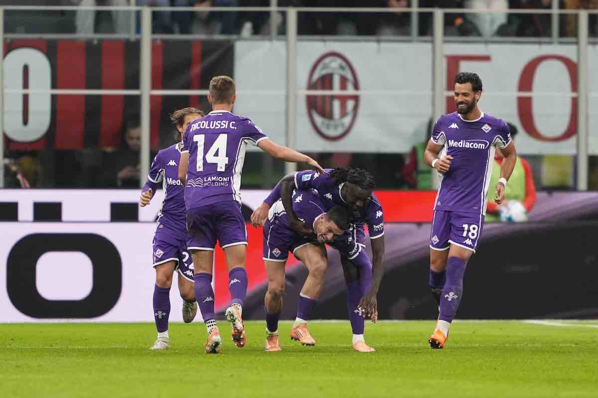 I calciatori della Fiorentina festeggiano un gol a San Siro (LaPresse) - FiorentinaUno.com