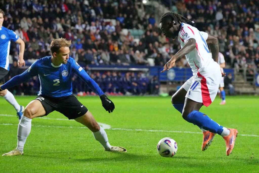 Moise Kean affronta un avversario in Estonia-Italia (LaPresse) - FiorentinaUno.com
