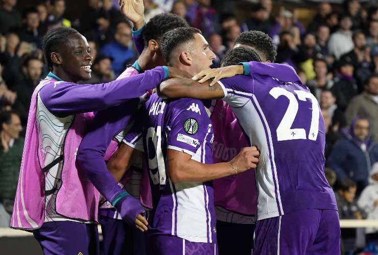 I calciatori della Fiorentina esultano dopo un gol (LaPresse) - FiorentinaUno.com
