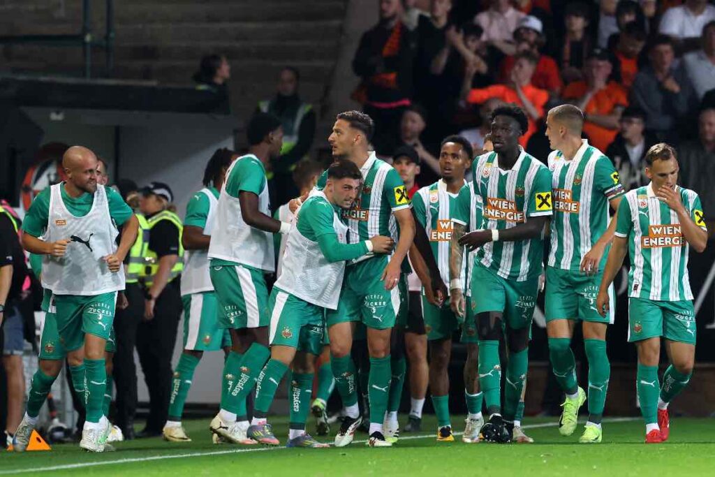 Giocatori del Rapid Vienna esultano dopo un gol (OneFootball) - FiorentinaUno.com