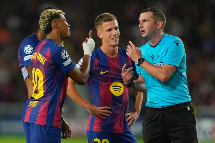 Giocatori del Barcellona intorno all'arbitro