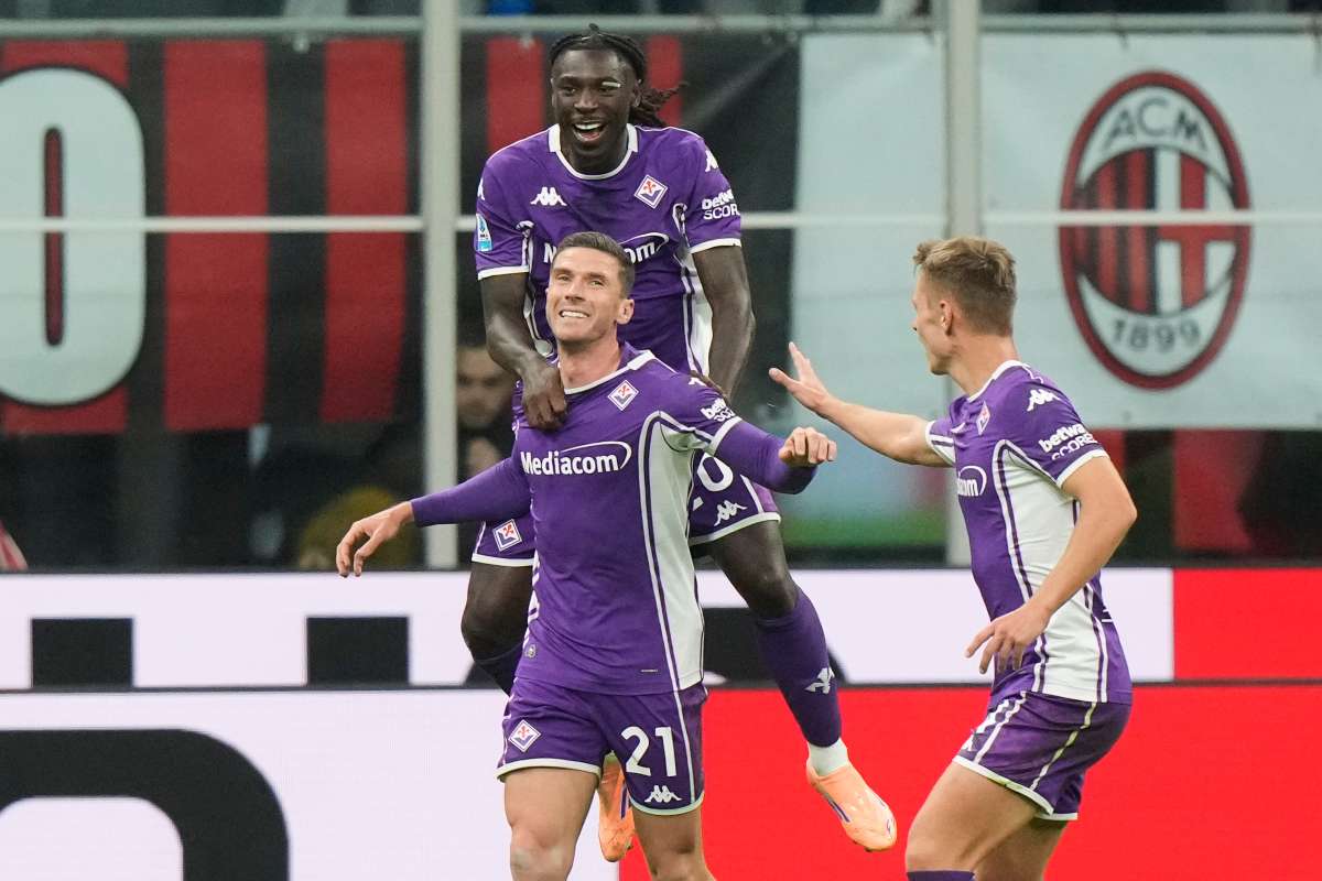 Robin Gosens esulta con i compagni dopo il gol segnato al Milan (LaPresse) - FiorentinaUno.com