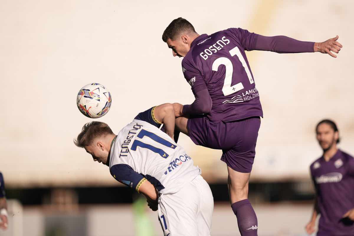 Robin Gosens in contrasto aereo con Tengstedt (LaPresse) - FiorentinaUno.com