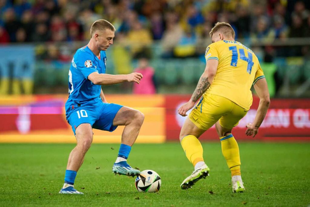 Gudmundsson gioca contro un avversario dell'Ucraina