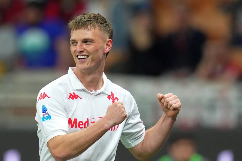 Albert Gudmundsson esulta dopo un gol segnato (LaPresse) - FiorentinaUno.com