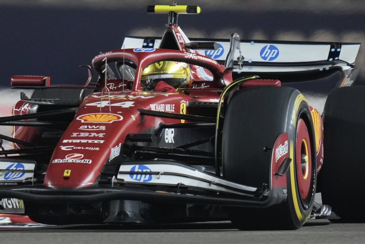 Lewis Hamilton in pista con la sua SF-25