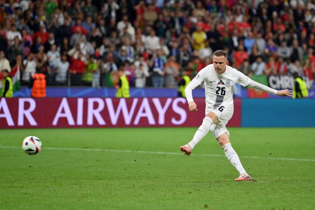 Josip Ilicic calcia con la maglia della Slovenia (OneFootball) - FiorentinaUno.com