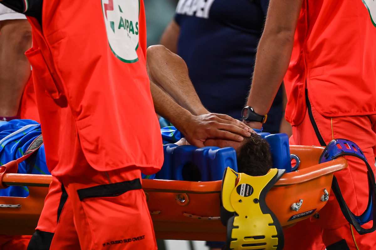 calciatore infortunato soccorso in barella
