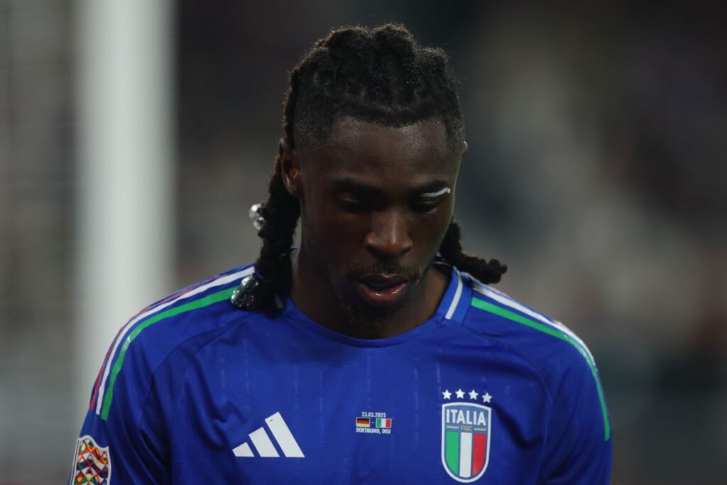 L'attaccante Moise Kean in campo con la maglia dell'Italia