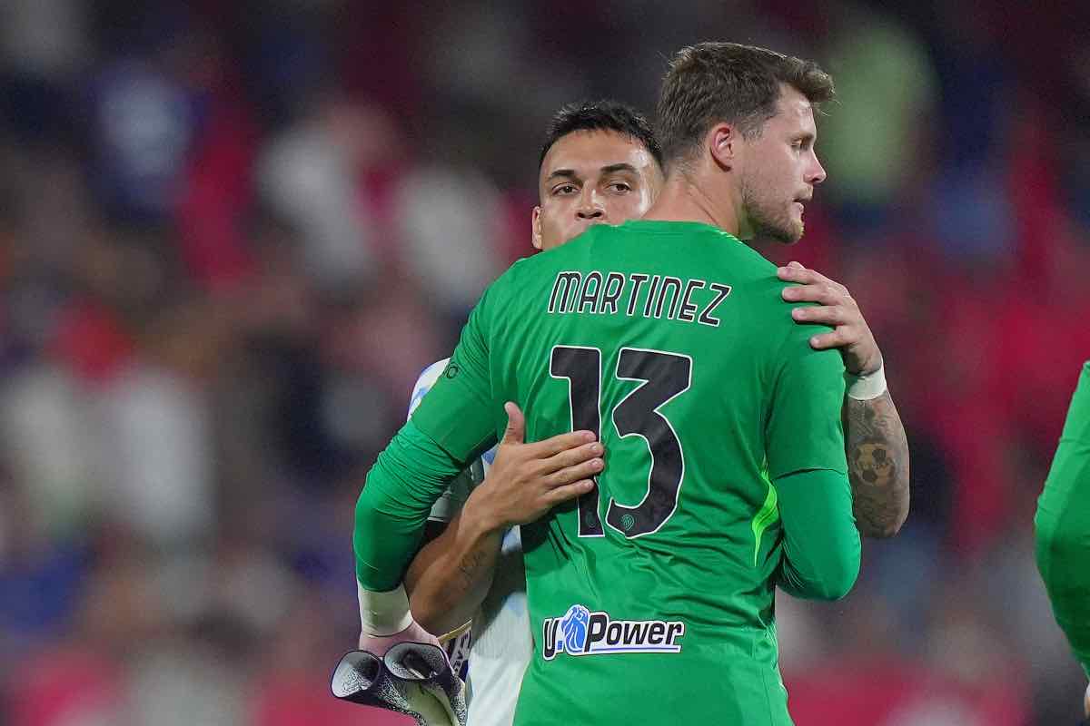 Josep Martínez e Lautaro Martínez si abbracciano (LaPresse) - FiorentinaUno.com