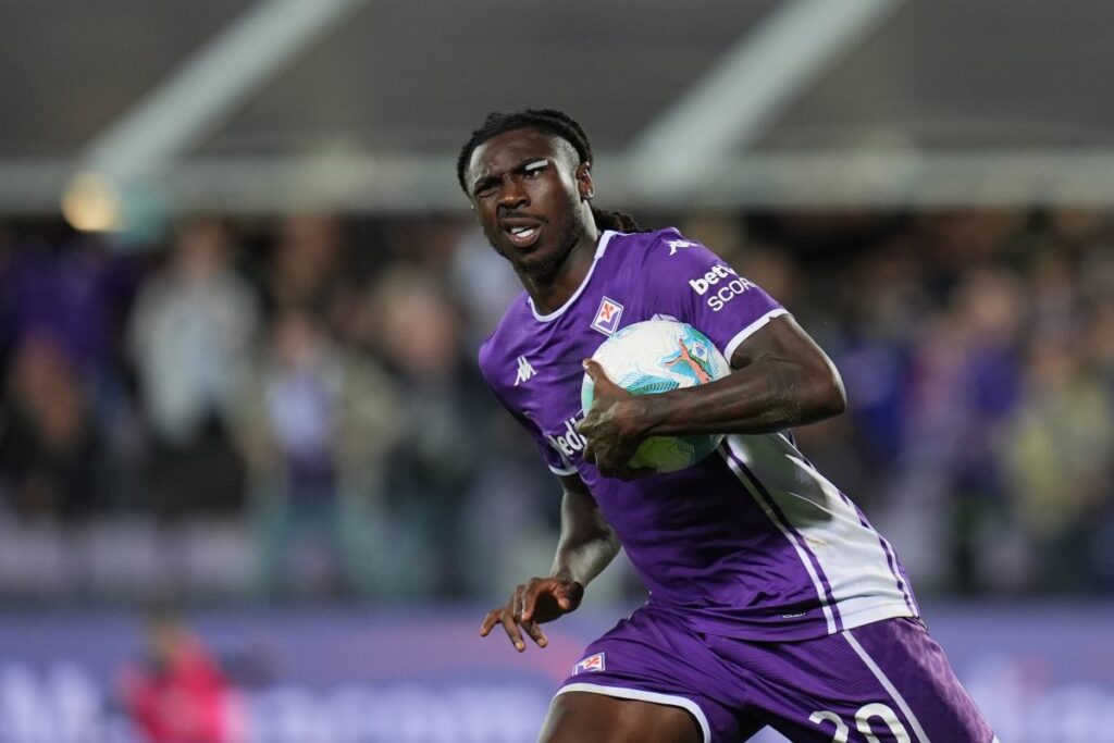 Moise Kean col pallone in mano dopo aver segnato il rigore al Bologna (LaPresse) - FiorentinaUno.com