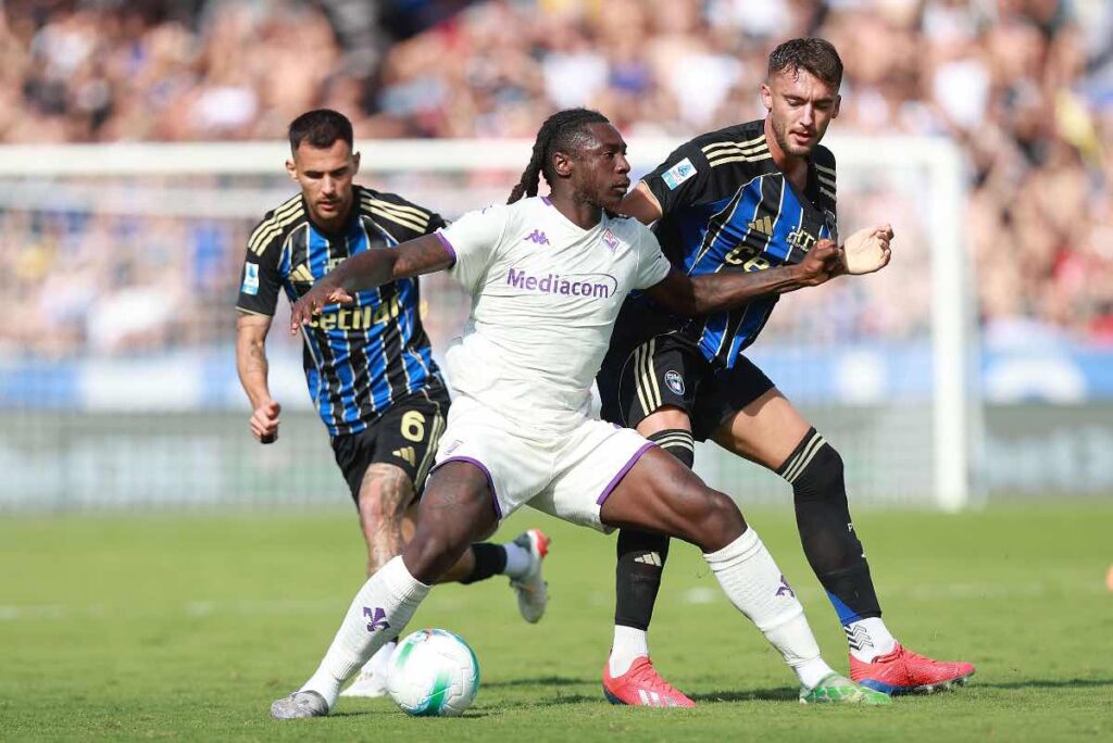 Moise Kean lotta contro due difensori del Pisa (OneFootball) - FiorentinaUno.com