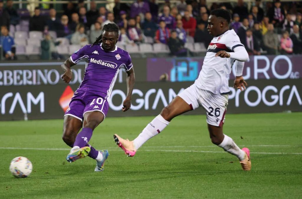 Moise Kean a contrasto con Jhon Lucumí (LaPresse) - FiorentinaUno.com