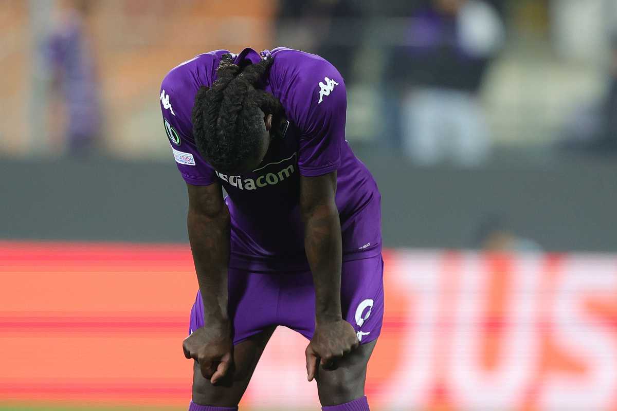 Moise Kean piegato sulle ginocchia durante una partita della Fiorentina 