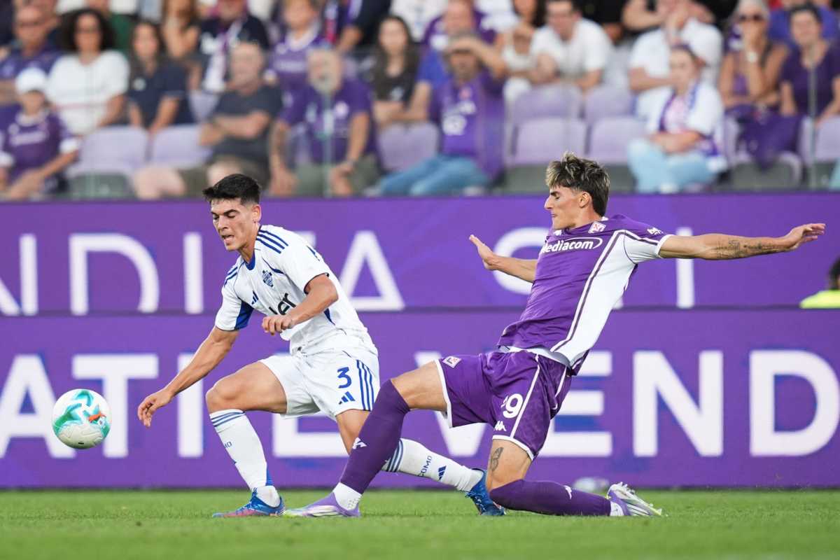 Nicolò Fortini effettua un contrasto durante Fiorentina-Como (LaPresse) - FiorentinaUno.com