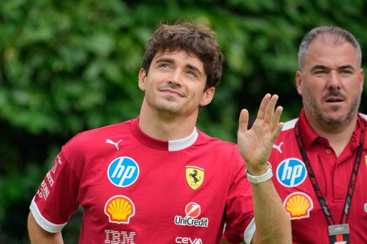 Charles Leclerc saluta il pubblico