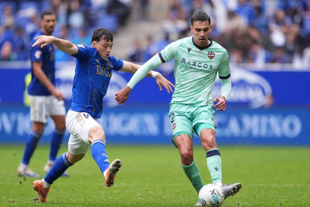 Matías Moreno a contrasto con un calciatore del Real Oviedo - OneFootball - FiorentinaUno.com