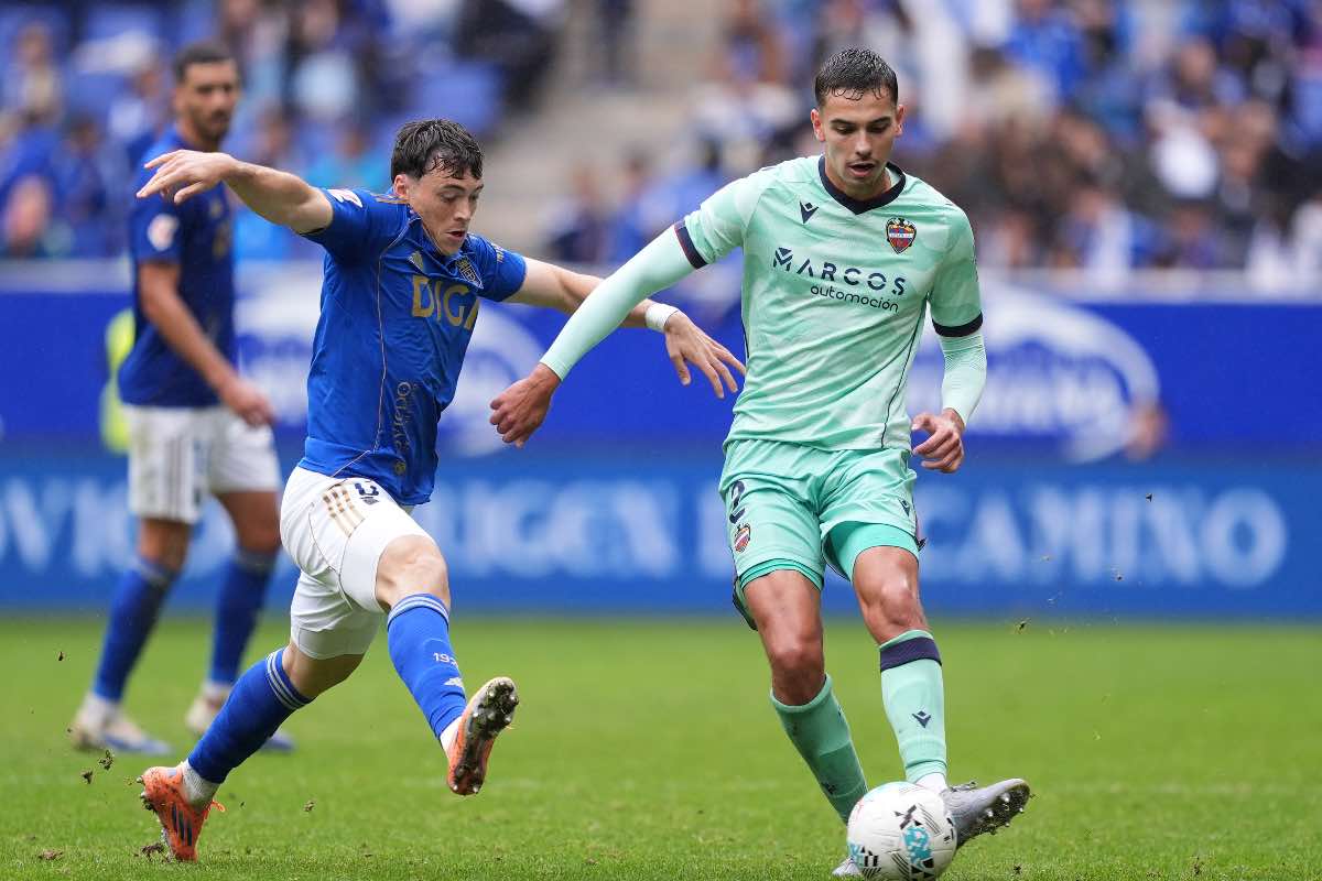 Matías Moreno a contrasto con un calciatore del Real Oviedo - OneFootball - FiorentinaUno.com