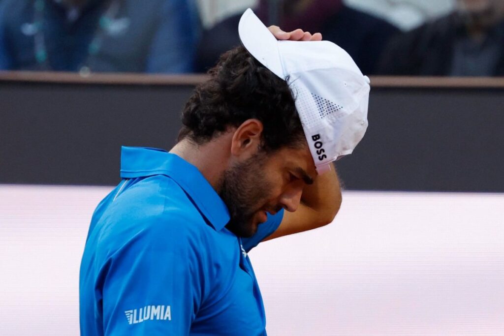 Matteo Berrettini sconsolato in campo