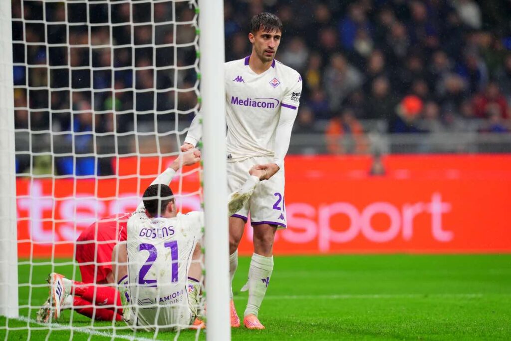 Mattia Viti aiuta Robin Gosens a rialzarsi (LaPresse) - FiorentinaUno.com