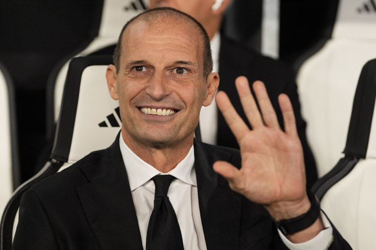 Max Allegri saluta sorridente