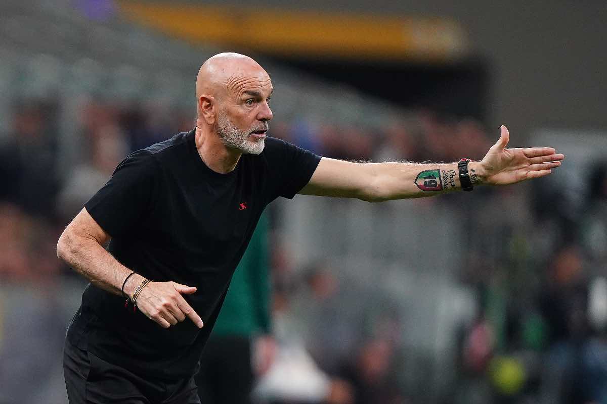 Stefano Pioli dà indicazioni a bordo campo a San Siro (LaPresse) - FiorentinaUno.com