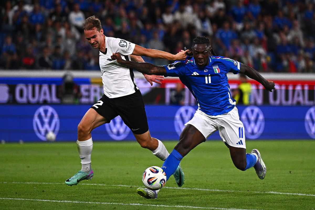Moise Kean a contrasto con un difensore dell'Estonia (OneFootball) - FiorentinaUno.com