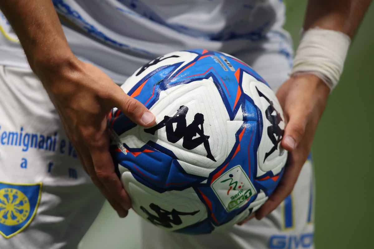 pallone tenuto tra le mani
