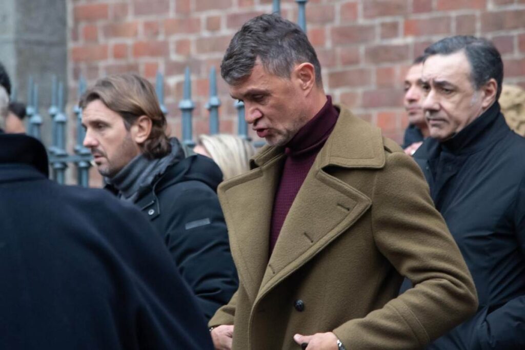 Paolo Maldini triste all'uscita da una basilica