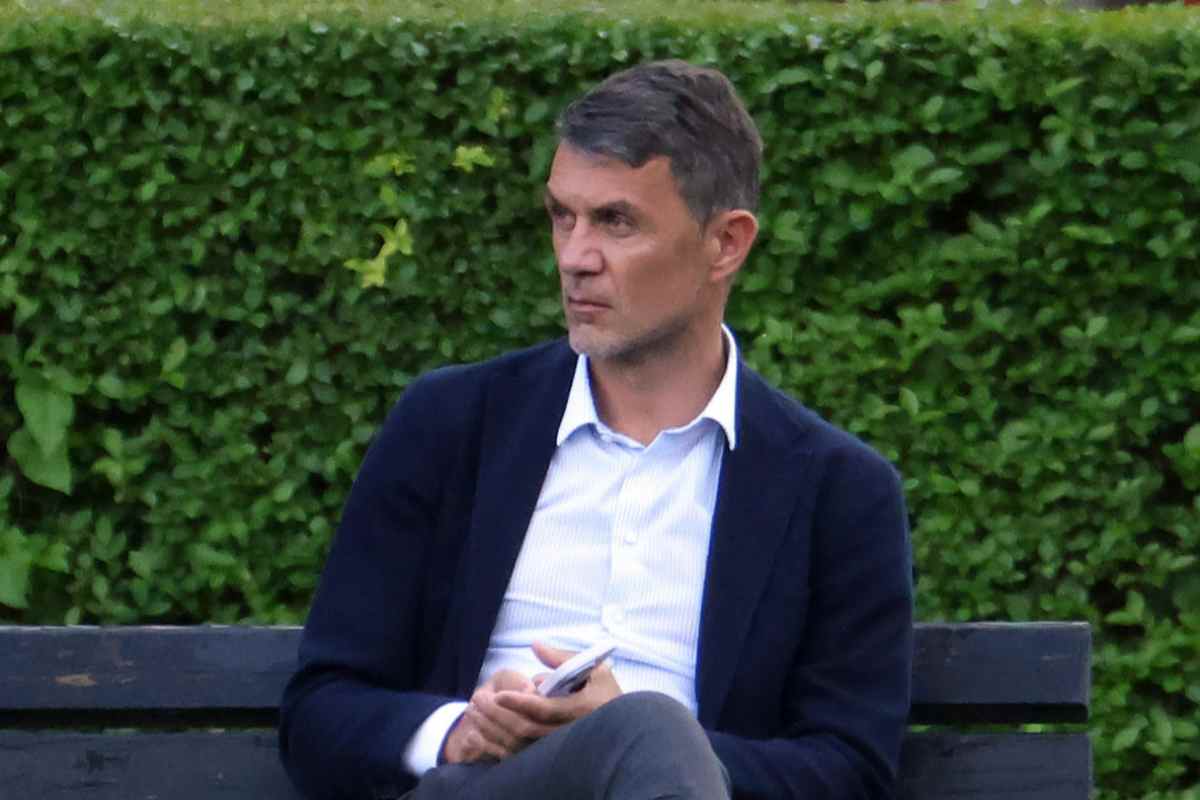 Paolo Maldini assiste all'allenamento