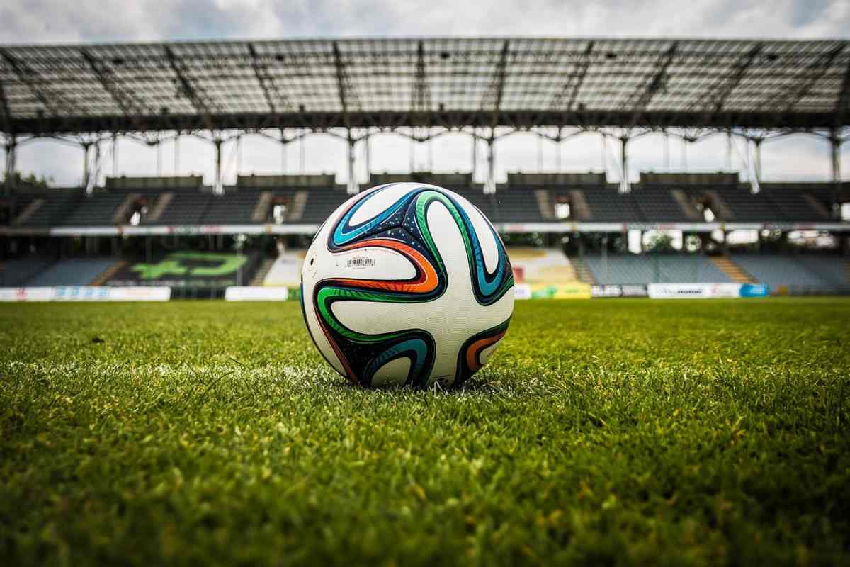 jene-stephaniuk-lkmGeyLItrw-unsplash-ls Il pallone sul campo di calcio